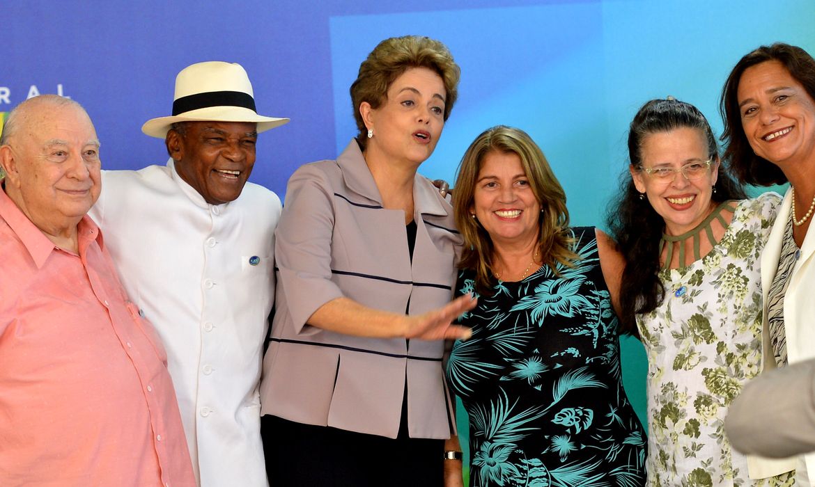 Brasília - A presidenta Dilma Rousseff, durante cerimônia no Palácio do Planalto, recebe apoio de intelectuais e artistas contra o processo de impeachment (Antonio Cruz/Agência Brasil)