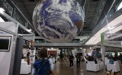 Belém (PA), 11/11/2025 - Globo terresta pendurado no teto de pavilhão da Blue Zone na Conferência das Nações Unidas sobre Mudanças Climáticas (COP 30), em Belém.  Foto: Tânia Rêgo/Agência Brasil