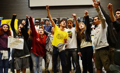 São Paulo - Um grupo de estudantes secundaristas ocupa a Assembleia Legislativa do Estado de São Paulo em protesto pela instalação da CPI da Merenda Escolar (Rovena Rosa/Agência Brasil)