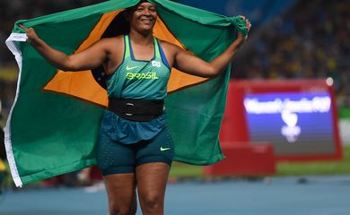 Rio de Janeiro - A brasileira Shirlene Coelho, leva medalha de ouro ao vencer o lançamento de dardo F37 do atletismo nos Jogos Paralímpicos Rio 2016, no Estádio Olímpico. (Fernando Frazão/Agência Brasil)
