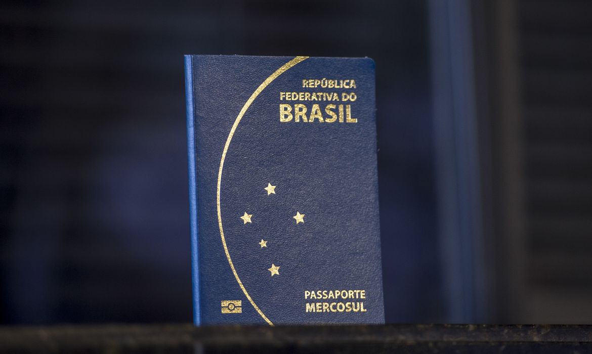 Novo passaporte comum eletrônico brasileiro. O documento passou a ser emitido desde a última segunda -feira (6) pela Polícia Federal e Casa da Moeda, e terá prazo de validade de 10 anos (Marcelo Camargo/Agência Brasil)