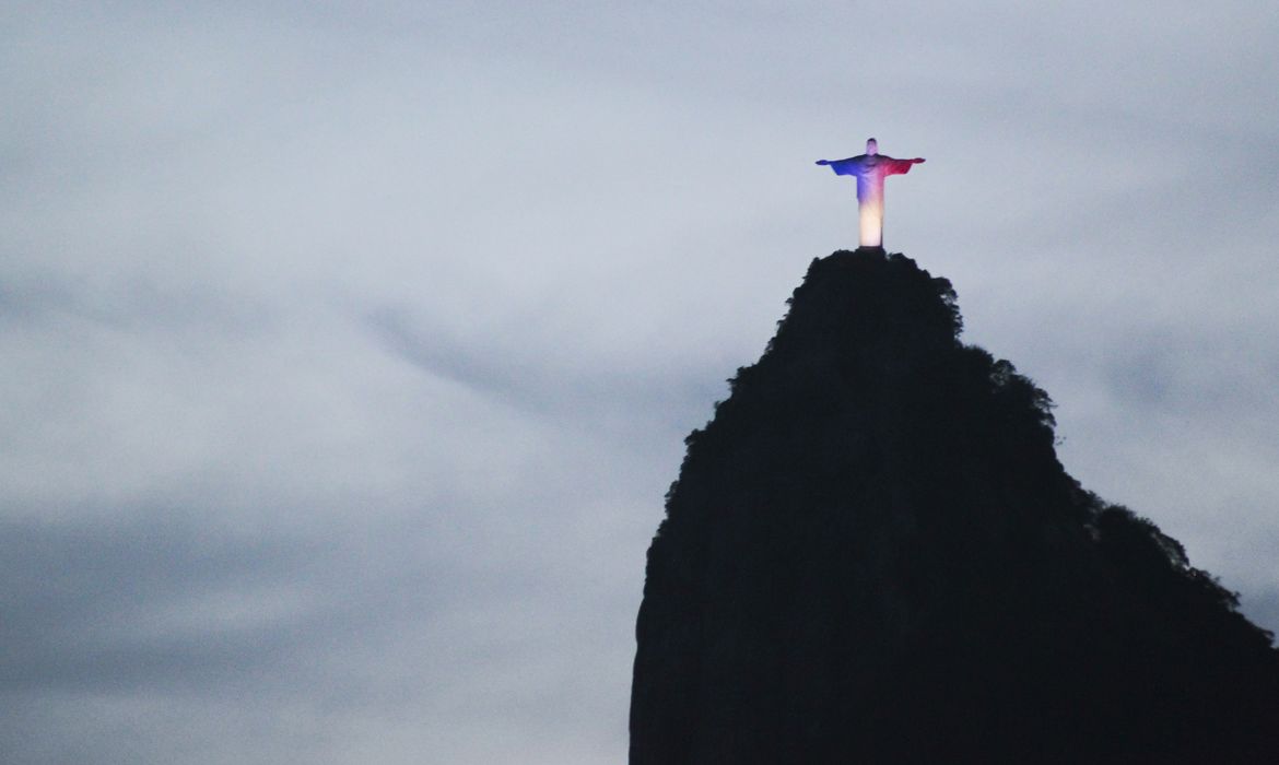Rio de Janeiro - Em solidariedade à França,Cristo Redentor e iluminado com as cores da bandeira do país (Divulgação/Secom/RJ)