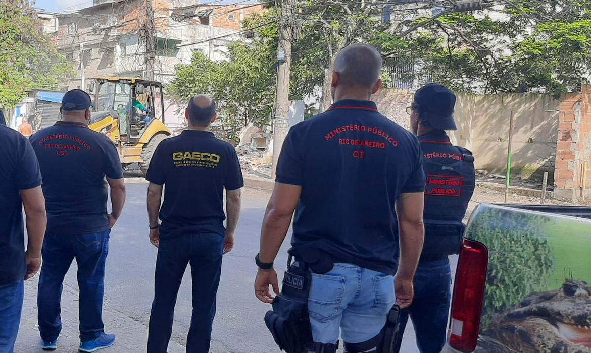  Força-tarefa demole 19 imóveis irregulares em Rio das Pedras, no RJ