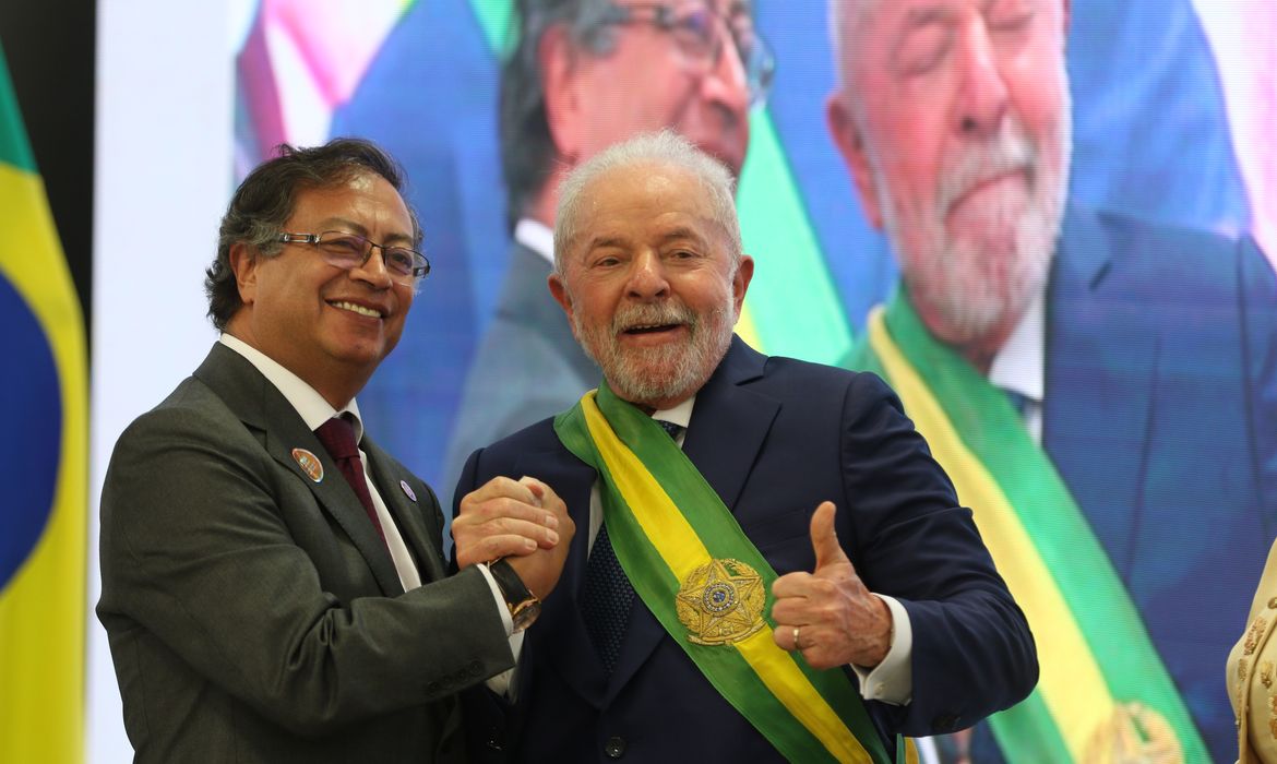 O presidente da Colômbia,Gustavo Petro, cumprimenta o presidente Luiz Inácio Lula da Silva no Palácio do Planalto