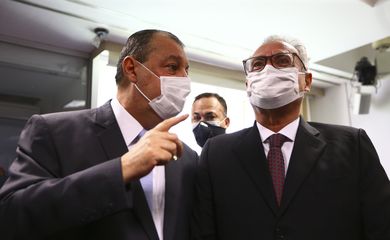 Os senadores Omar Aziz e Renan Calheiros durante sessão para leitura do relatório da CPI da Pandemia.