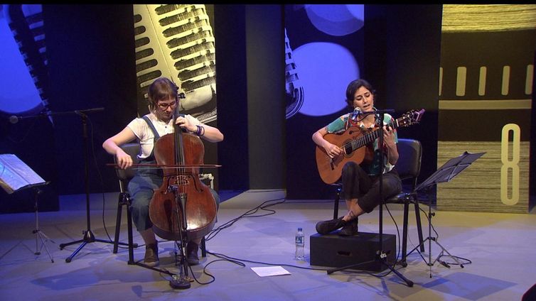 A compositora e violoncelista Maria Clara Valle e a cantora e violonista Luísa Lacerda participam do Ao Vivo Entre Amigos
