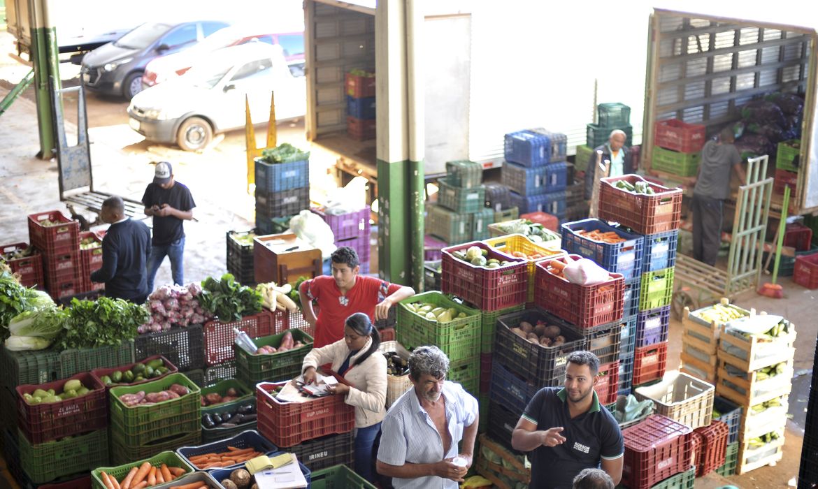No Ceasa-DF, movimentação de descarga de hortifruti. 