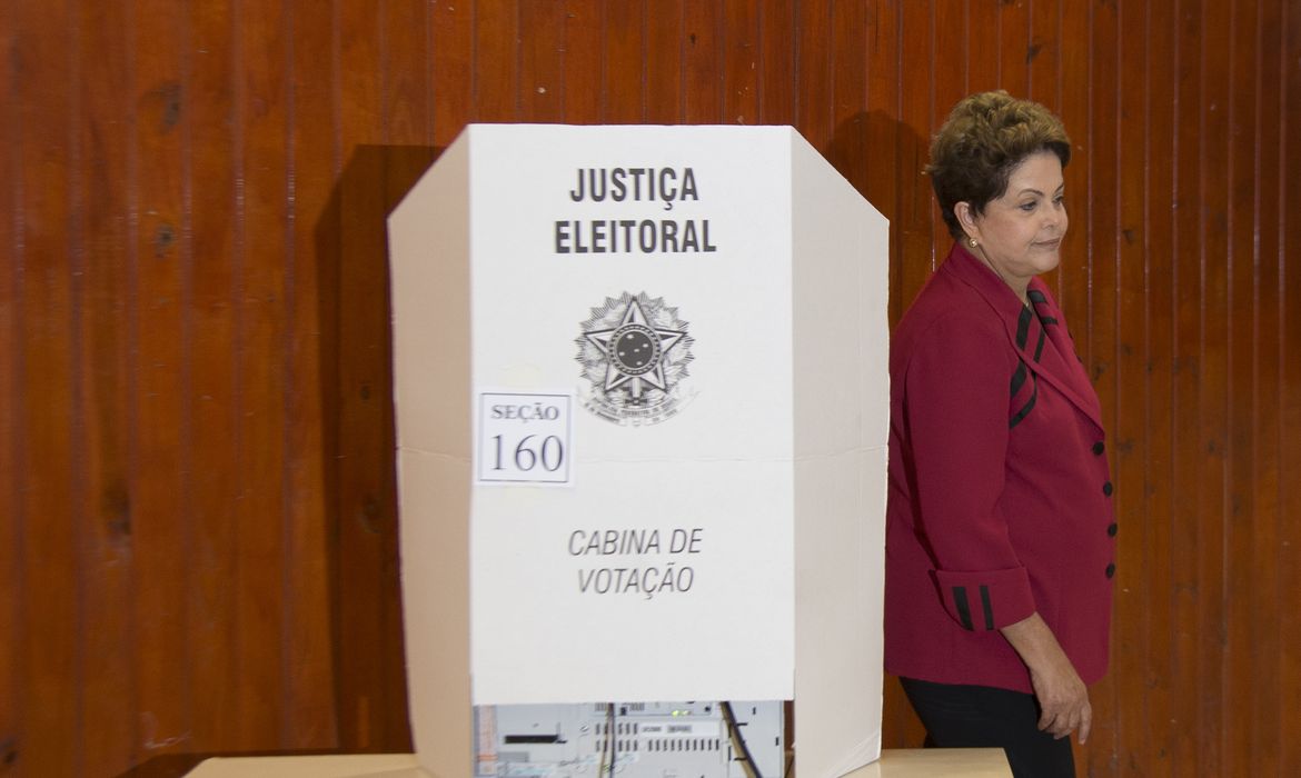  A Presidente e candidata a reeleição, Dilma Rousseff, vota no Colégio Estadual Santos Dumont, em Porto Algre. ( Marcelo Camargo/Agência Brasil)