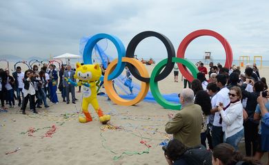Rio de Janeiro - Escultura dos aros olímpicos, feita de plástico reciclado, é revelada ao público na Praia de Copacabana (Tomaz Silva/Agência Brasil)