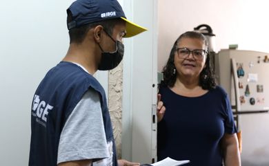 O recenseador, Patrick Emanuel Miranda, entrevista Esméria Jaime do Valle para o censo demográfico 2022, na região central do Rio.