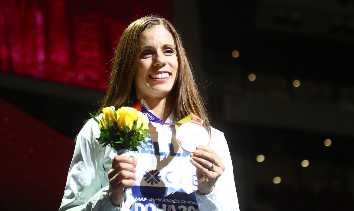 Katerina Stefanidi, campeã olímpica do salto com vara, celebra medalha no Mundial de Atletismo do ano passado, em Doha, Catar