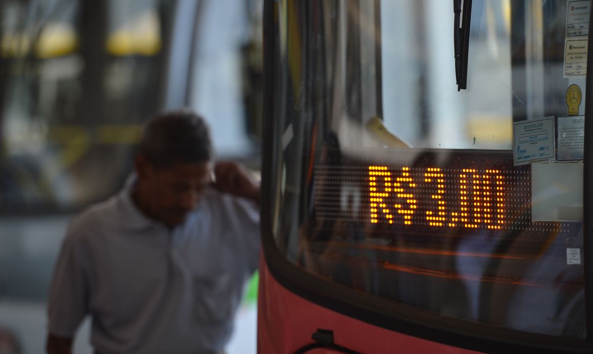 Passagem de ônibus e metrô no DF fica em média 40% mais cara a partir de hoje (Marcello Casal Jr/Agência Brasil)