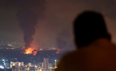 Líbano, 6/10/ 2024. Fumaça e chamas sobem nos subúrbios ao sul de Beirute, após ataques aéreos israelenses, em meio às hostilidades em curso entre o Hezbollah e as forças israelenses, como visto de Sin El Fil, Reuters/Amr Abdallah Dalsh/Proibida reprodução