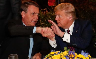 Presidente da República Jair Bolsonaro cumprimenta o presidente dos Estados Unidos Donald Trump.
