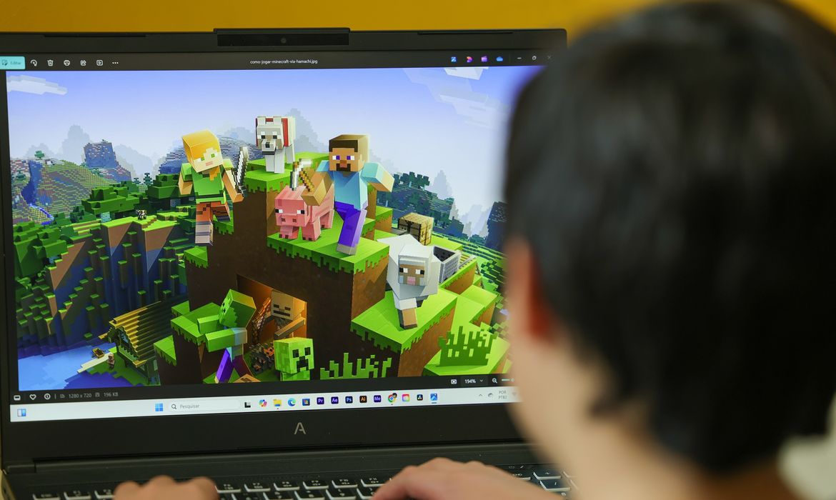 Brasília (DF) 22/10/2024 Criança faz uso de celular, tablet e computador  Foto: Fabio Rodrigues-Pozzebom/ Agência Brasil