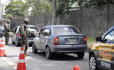 Rio de Janeiro -  Militares das Forças Armadas voltaram hoje (1º) às vias expressas e rodovias do Rio de Janeiro para mais uma ação de combate à criminalidade. (Tânia Rêgo/Agência Brasil)