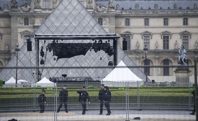Policiais franceses evacuam o Louvre por motivos de segurança no dia em que os franceses vão às urnas escolher o futuro presidente do país em segundo turno