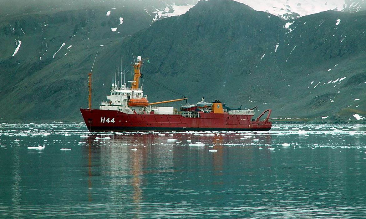 Navio Ary Rongel na Antártica
