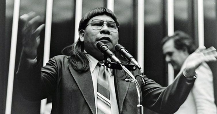 Deputado Mário Juruna, cacique da etnia Xavante, primeiro índio deputado federal, eleito em 1982. Foto: Arquivo CD