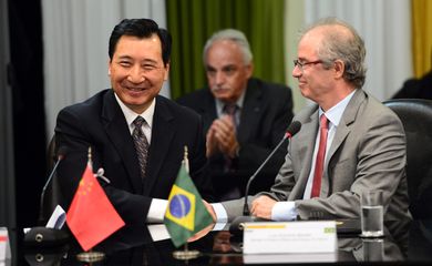 Brasília - O Ministério de Minas e Energia realiza solenidade de assinatura dos contratos de concessão das 29 Usinas Hidrelétricas (UHEs) que foram vendidas no leilão nº 12/2015. Os contratos do lote E, foram assinados pelo ministro