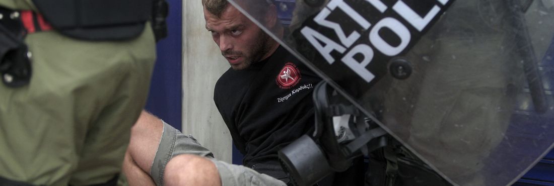 Manifestante preso durante protesto na Grécia