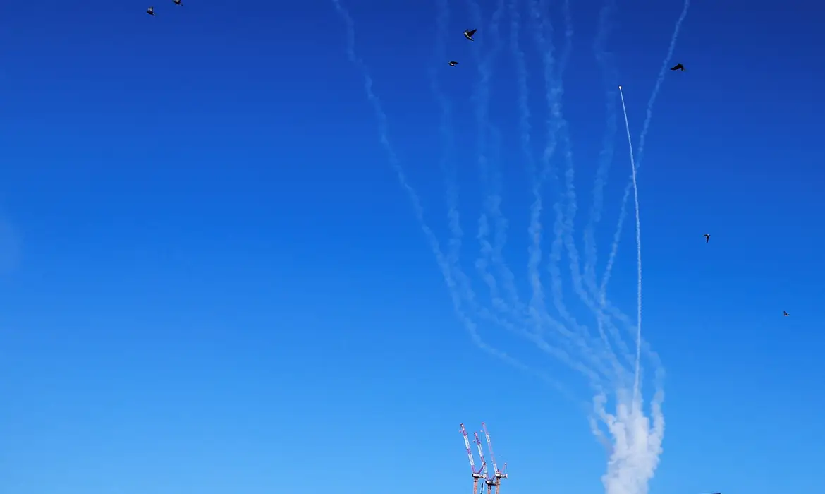 Missiles launched from Iran are intercepted amid the Iran-Israel conflict, as seen from Tel Aviv, Israel, June 22, 2025. Reuters/Itay Cohen/Proibida reprodução     TPX IMAGES OF THE DAY