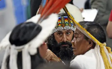 Belém (PA), 13/11/2025 - Indígenas conversam na COP30. Foto: Bruno Peres/Agência Brasil