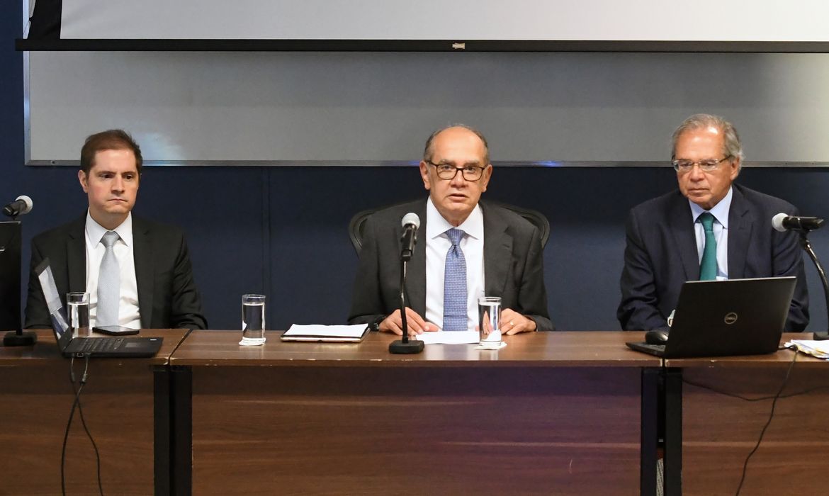 Ministro Gilmar Mendes preside a Audiência de Conciliação relativa a ADPF 984 - ICMS. Com ministro Bruno Bianco, AGU, (esquerda) e ministro Paulo Guedes, ministro da Fazenda (direita).
