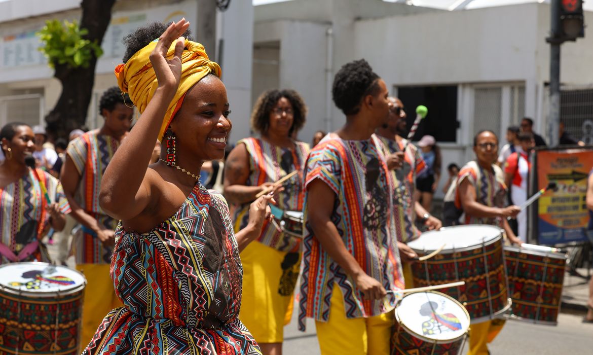 Rio de Janeiro (RJ), 20/11/2025 – Cortejo da Tia Ciata em comemoração do Dia da Consciência Negra percorre ruas do centro do Rio de Janeiro. Foto: Tomaz Silva/Agência Brasil