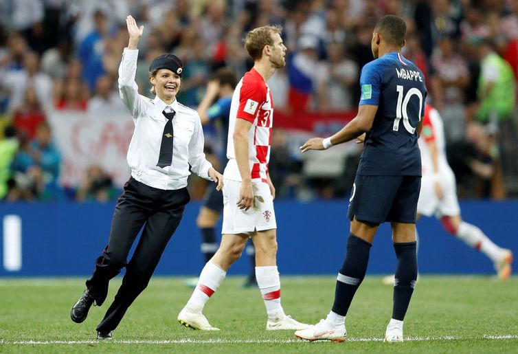 Soccer Football - World Cup - Final - France v Croatia - Luzhniki Stadium, Moscow, Russia - July 15, 2018  A pitch invader, Croatia's Ivan Strinic and France's Kylian Mbappe     REUTERS/Darren Staples