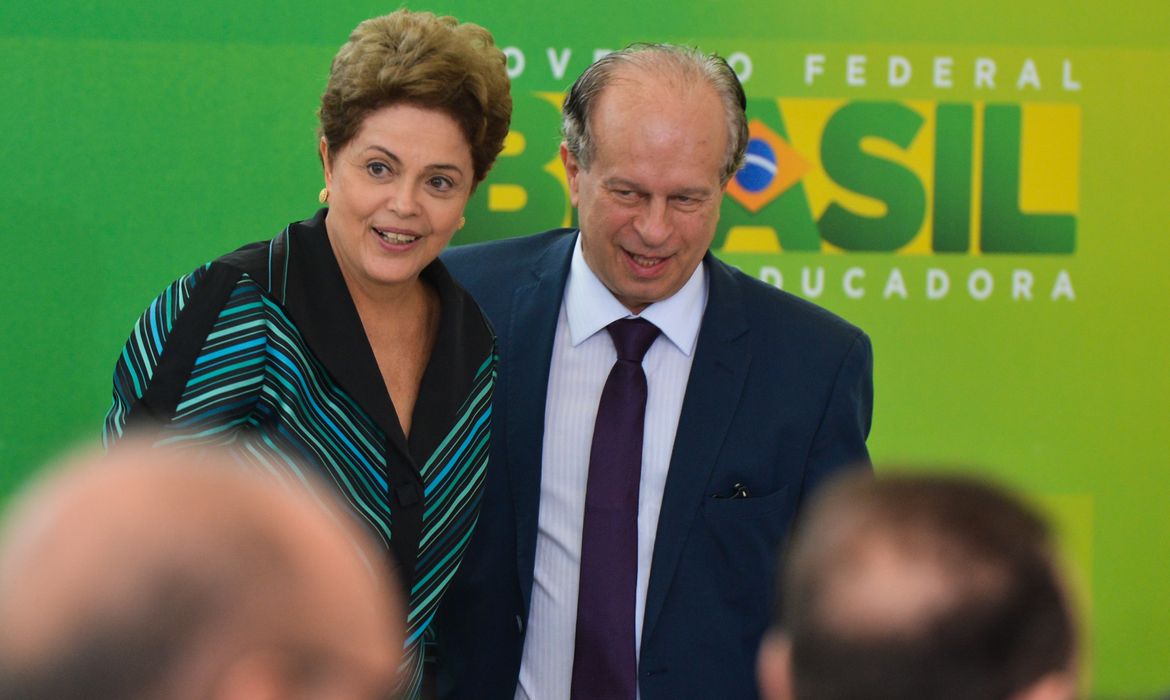 A presidenta Dilma Rousseff dá posse ao novo ministro da Educação, Renato Janine Ribeiro (Antonio Cruz/Agência Brasil)