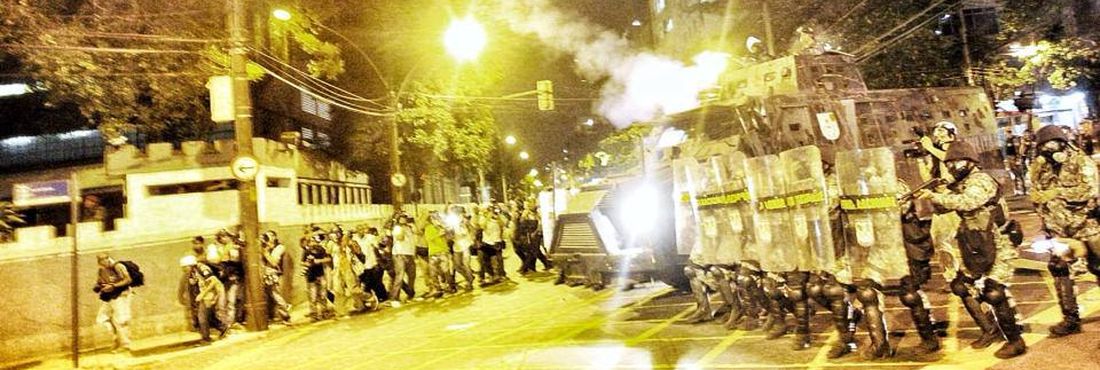 Tropa de choque lança bombas e balas de borracha no bairro do Maracanã, no Rio.
