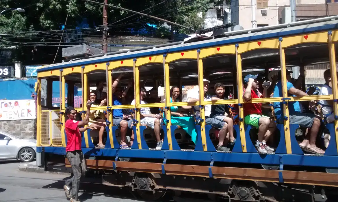 Rio de Janeiro - Moradores de Santa Teresa protestam no quinto ano do acidente com o bondinho e pedem conclusão de obras e volta do serviço ao bairro (Paulo Virgílio/Agência Brasil)