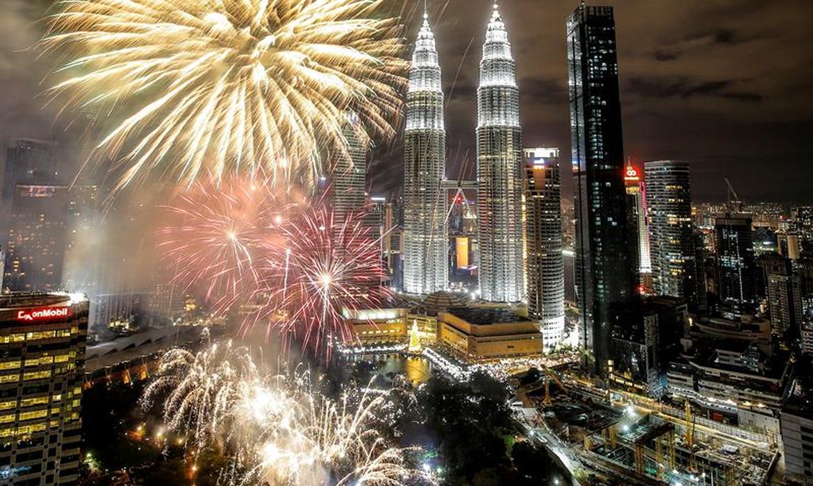Em Kuala Lumpur, na Malásia, as Torres Petronas ficam iluminadas e se destacam ao lado dos fogos de artifício 