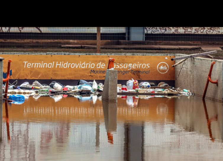 Porto Alegre (RS), 20/05/2024 – CHUVAS RS- LIMPEZA - Comerciantes retiram entulho e limpam lojas para retomar os negócios no Centro Histórico de Porto Alegre. Foto: Rafa Neddermeyer/Agência Brasil