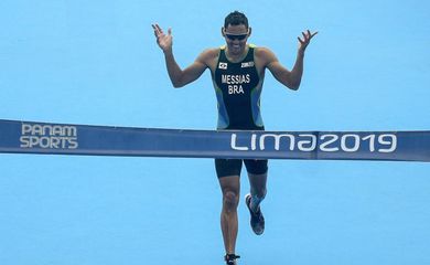 Alexandre Loureiro/COB Manoel Messias vence Copa do Mundo de Triatlo