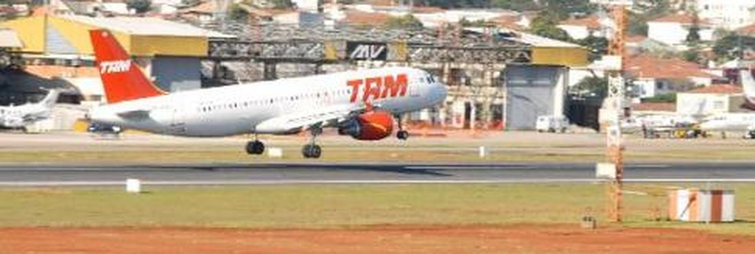 Avião pousa em Congonhas Avião pousa no aeroporto de Congonhas, em São Paulo. Preço das passagens caiu em 2011, segundo relatório da Anac