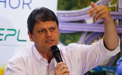 O ministro da Infraestrutura, Tarcísio Gomes de Freitas, fala durante reunião sobre concessões das principais rodovias estaduais e federais que cortam o Estado do Rio de Janeiro