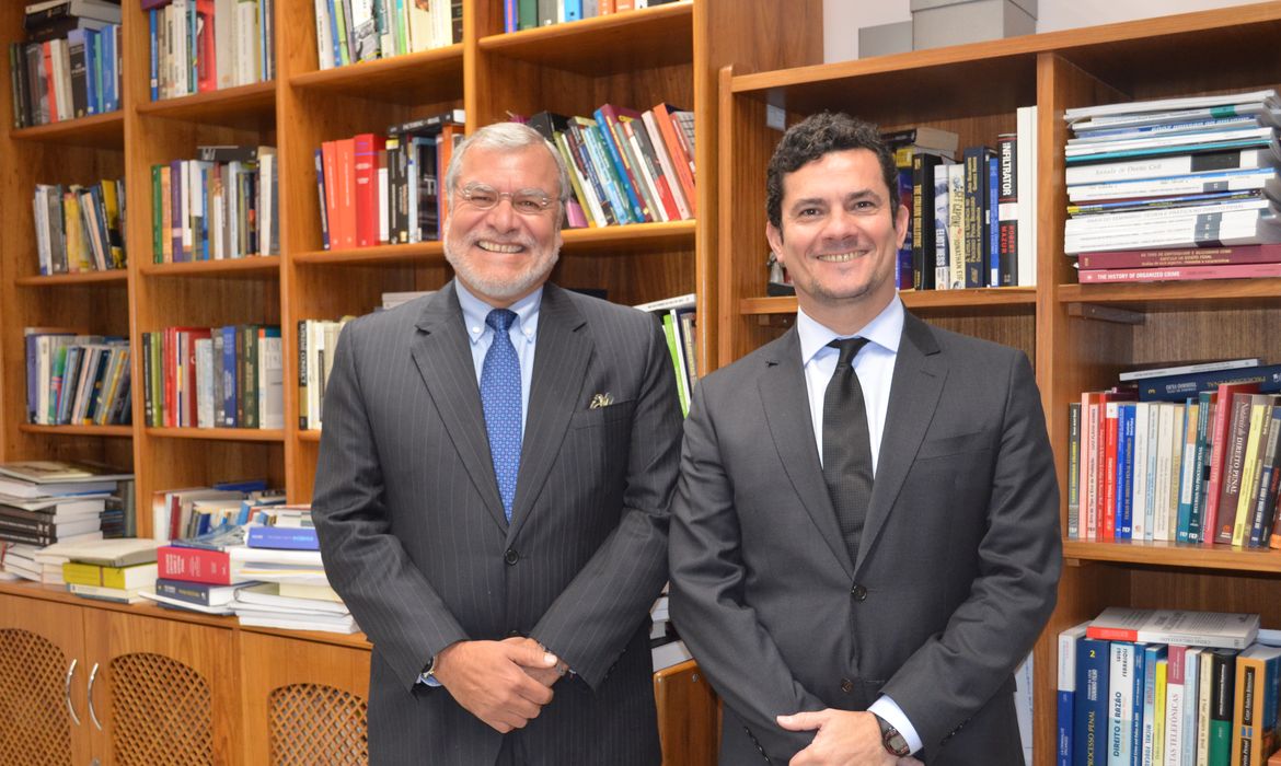 O presidente da Transparência Internacional, José Carlos Ugaz, e o juiz federal Sérgio Moro após reunião em Curitiba 
