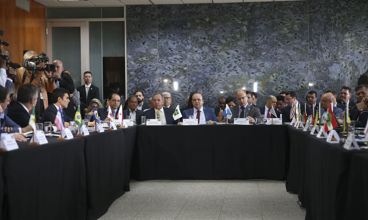 O ministro da Economia, Paulo Guedes, participa da reunião extraordinária no Fórum de Governadores.