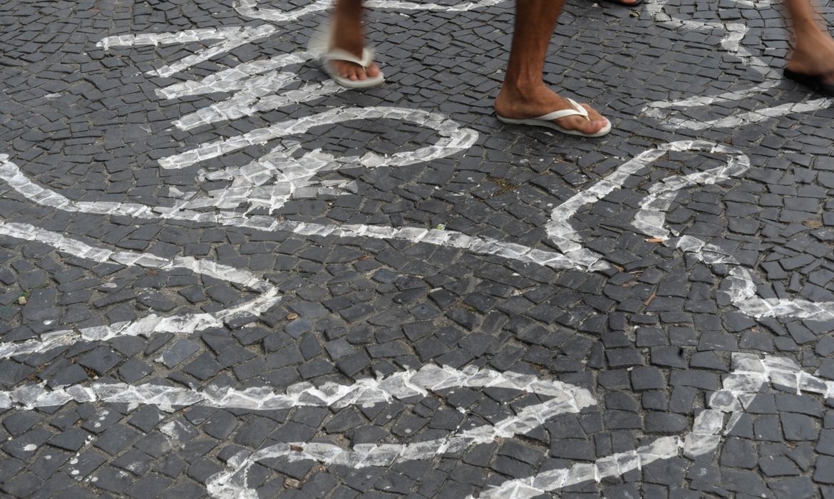 Rio de Janeiro - Campanha contra homicídios de jovens negros pinta centenas de silhuetas de corpos no chão do Largo da Carioca (Fernando Frazão/Arquivo Agência Brasil)