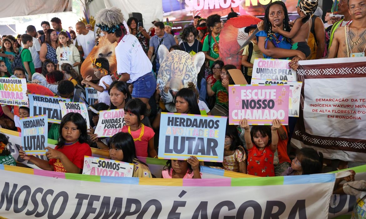 Brasília (DF) 11/04/2025 As ministras do Meio Ambiente, Marina Silva e dos Povos Indígenas, Sônia Guajajara, receberam das crianças indígenas que participam do Acampamento Terra Livre (ATL), uma carta com suas próprias demandas sobre proteção ao meio ambiente, mudanças climáticas, a COP30 e os direitos dos povos indígenas. Foto: Fabio Rodrigues-Pozzebom/ Agência Brasil