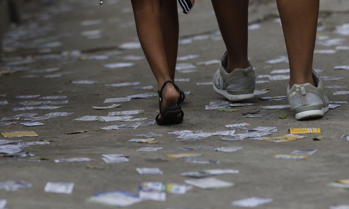 Calçadas sujas perto de seções eleitorais da Tijuca, zona norte da cidade, durante a votação de 1º turno.