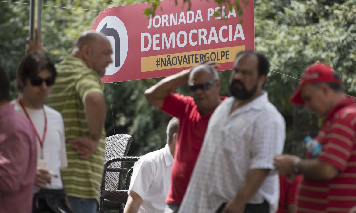 Manifestantes fazem concentração em frente ao Instituto Lula (Marcelo Camargo/Agência Brasil)
