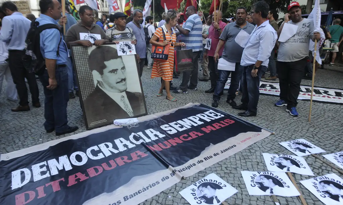 Rio de Janeiro - Passeata de estudantes, movimento sociais, sindicais e partidos de esquerda em repúdio ao golpe militar de 1964 percorre a Avenida Rio Branco para cobrar justiça pelas vítimas da ditadura e punição aos torturadores.