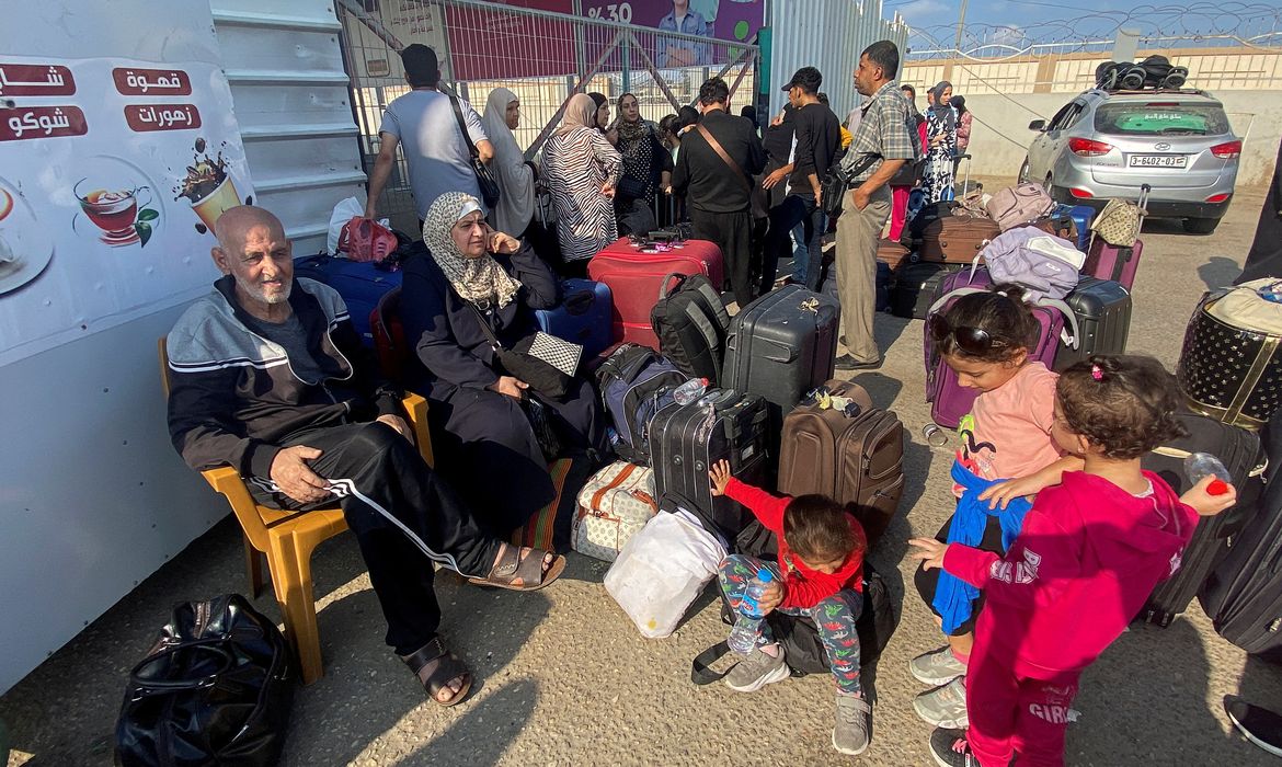 Palestinos com dupla cidadania esperam na fronteira de Rafah com Egito na esperança de obter permissão para sair de Gaza
 1/11/2023    REUTERS/Arafat Barbakh