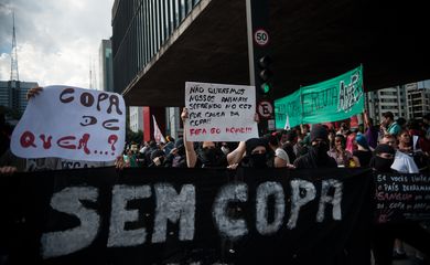 São Paulo - Protesto contra gastos com a Copa do Mundo de 2014 reúne cerca de 1000 pessoas na avenida paulista, em frente ao vão livre do Masp (Marcelo Camargo/Agência Brasil)