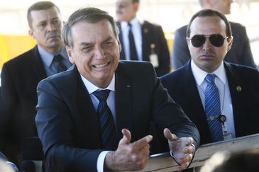 Presidente Jair Bolsonaro fala à imprensa ao sair do Palácio da Alvorada