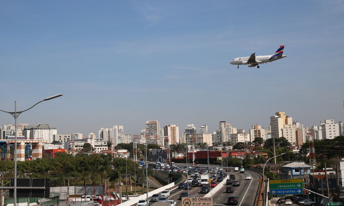 Avião da LATAM Airlines, anteriormente TAM Linhas Aéreas, aterriza no Aeroporto de Congonhas.