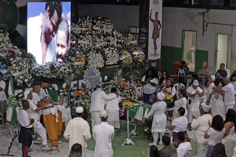 Rio de Janeiro (RJ), 09/08/2025 - Familiares e pessoas participam do velório do sambista Arlindo Cruz, na quadra da escola de Samba Império Serrano. Foto: Tânia Rêgo/Agência Brasil